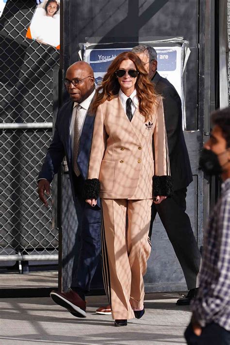 julia roberts sfilata gucci|julia roberts suits.